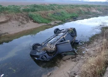 Mardin’de seyir halindeki otomobil alev aldı