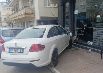 Mardin’de seyir halindeki otomobil alev aldı