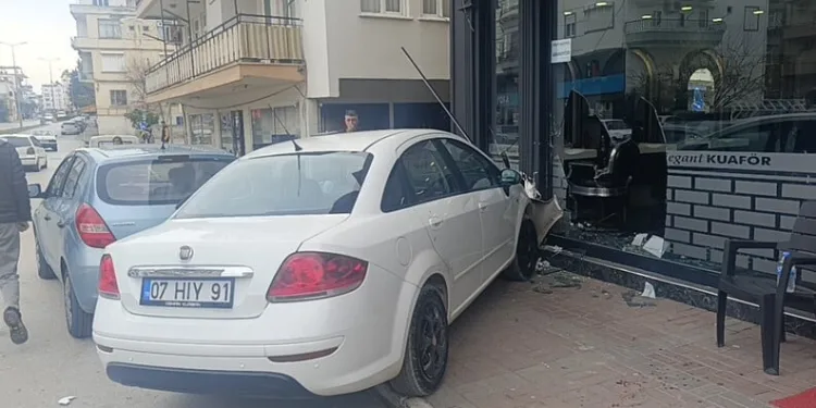 Mardin’de seyir halindeki otomobil alev aldı