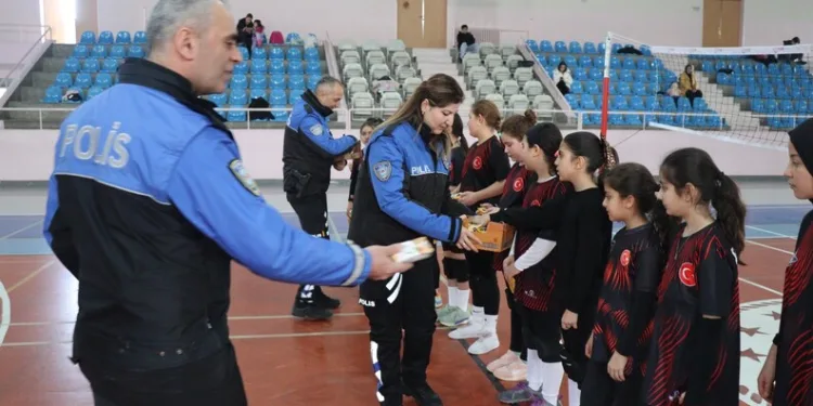 Mardin’de seyir halindeki otomobil alev aldı