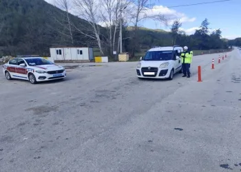 Mardin’de seyir halindeki otomobil alev aldı