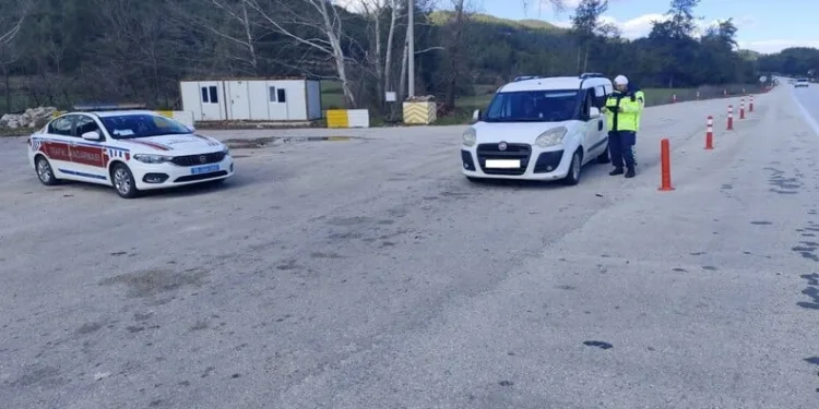 Mardin’de seyir halindeki otomobil alev aldı