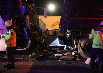 Mardin’de seyir halindeki otomobil alev aldı