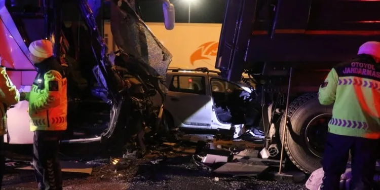 Mardin’de seyir halindeki otomobil alev aldı