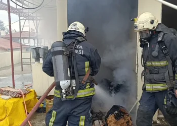 Mardin’de seyir halindeki otomobil alev aldı