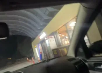 Mardin’de seyir halindeki otomobil alev aldı