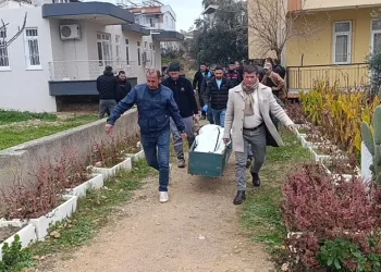 Mardin’de seyir halindeki otomobil alev aldı
