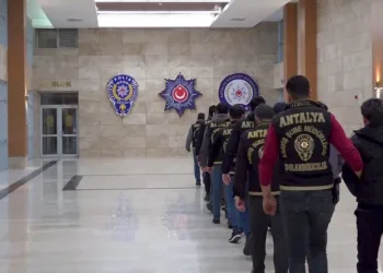 Arkadaşlarıyla alkol aldıktan rahatsızlandı, evinde hayatını kaybetti