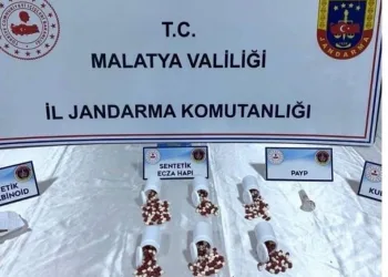 Harmankaya Tabiat Kanyonu’nun yolunu düşen kaya parçası jandarma tarafından kaldırıldı