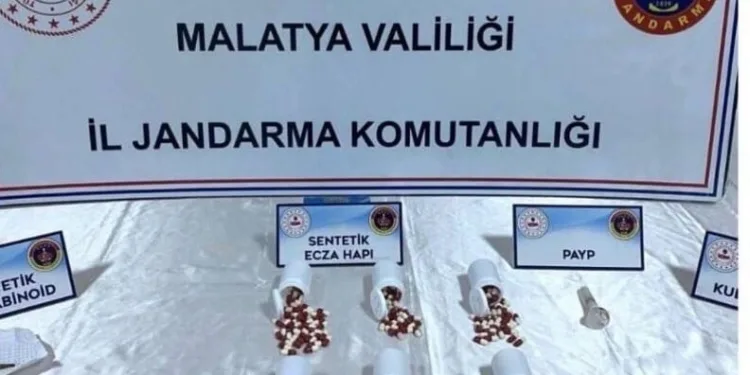 Harmankaya Tabiat Kanyonu’nun yolunu düşen kaya parçası jandarma tarafından kaldırıldı