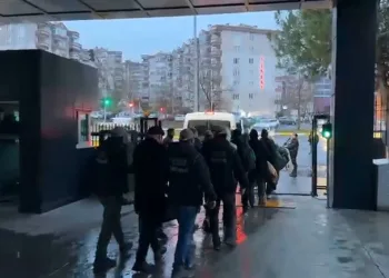 Harmankaya Tabiat Kanyonu’nun yolunu düşen kaya parçası jandarma tarafından kaldırıldı