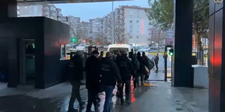 Harmankaya Tabiat Kanyonu’nun yolunu düşen kaya parçası jandarma tarafından kaldırıldı