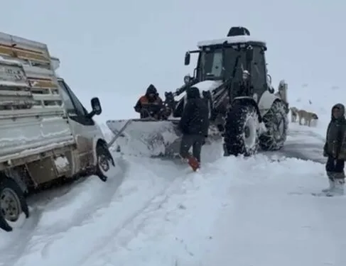 Harmankaya Tabiat Kanyonu’nun yolunu düşen kaya parçası jandarma tarafından kaldırıldı