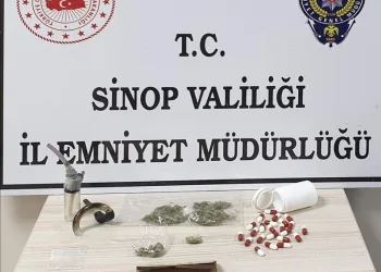 Harmankaya Tabiat Kanyonu’nun yolunu düşen kaya parçası jandarma tarafından kaldırıldı