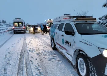 Harmankaya Tabiat Kanyonu’nun yolunu düşen kaya parçası jandarma tarafından kaldırıldı