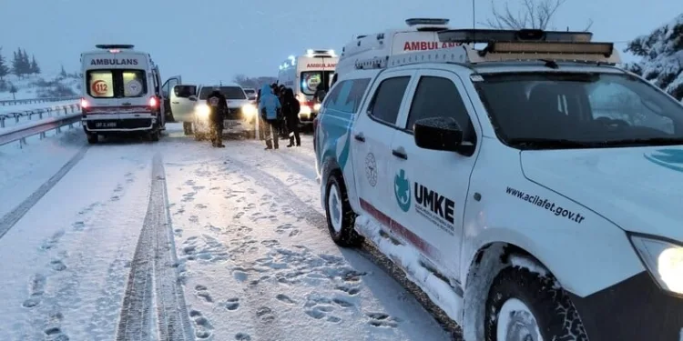 Harmankaya Tabiat Kanyonu’nun yolunu düşen kaya parçası jandarma tarafından kaldırıldı