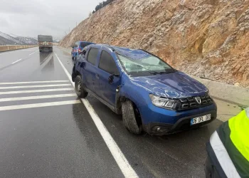 Harmankaya Tabiat Kanyonu’nun yolunu düşen kaya parçası jandarma tarafından kaldırıldı
