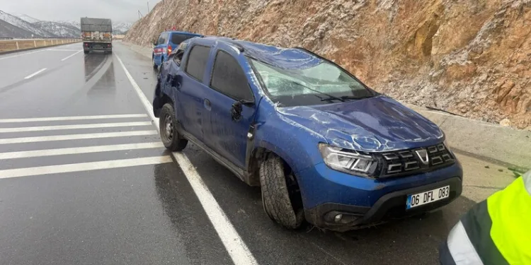 Harmankaya Tabiat Kanyonu’nun yolunu düşen kaya parçası jandarma tarafından kaldırıldı