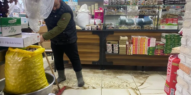 Harmankaya Tabiat Kanyonu’nun yolunu düşen kaya parçası jandarma tarafından kaldırıldı