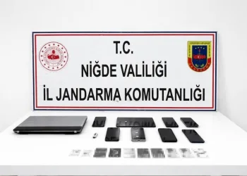 Harmankaya Tabiat Kanyonu’nun yolunu düşen kaya parçası jandarma tarafından kaldırıldı