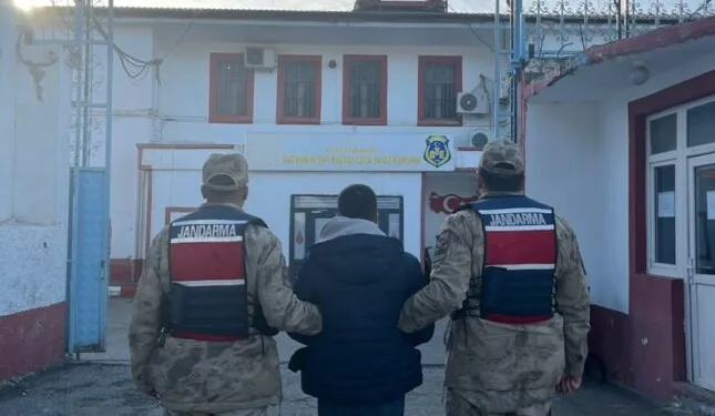 Harmankaya Tabiat Kanyonu’nun yolunu düşen kaya parçası jandarma tarafından kaldırıldı