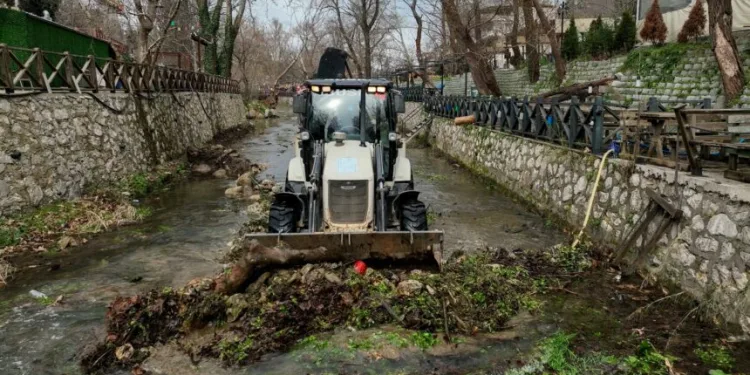 Side büyük plajda günübirlik 15 işletme yıkıldı
