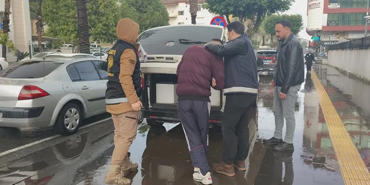 OSMANİYE’DE ŞİDDETLİ RÜZGAR CAMİ MİNARESİNİ DEVİRDİ