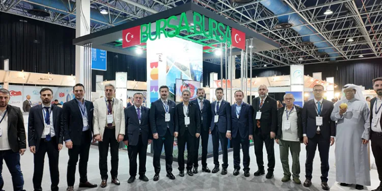 ANTALYA’DA KUVVETLİ SAĞANAK TAŞKINLARA YOL AÇTI MİNİBÜSTE MAHSUR KALANLAR KEPÇE YARDIMIYLA KURÇARILDI