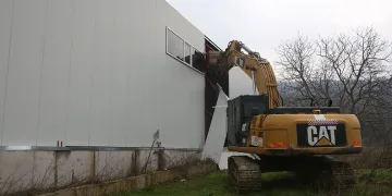 Nilüfer’de iki kaçak iş yeri yıkıldı