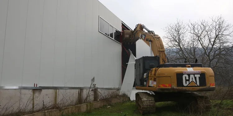 Nilüfer’de iki kaçak iş yeri yıkıldı