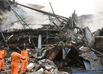 Pakistan’da alışveriş merkezinde yangın: 1’i itfaiye eri 6 ölü