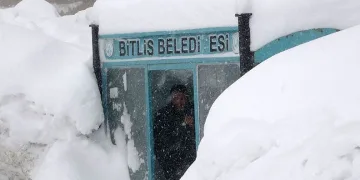 Bitlis’te kar, tipi ve fırtına: 211 köy yolu ulaşıma kapandı