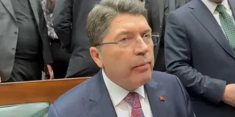 “Bayrak indirme olayıyla ilgili 14 kişi gözaltına alındı”