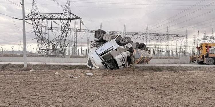 Devrilen tır karayolunu ulaşıma kapattı