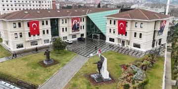 Osmangazi Belediyesi binalarını Türk Bayraklarıyla donattı