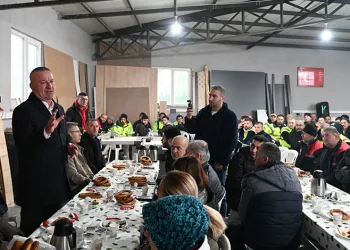 Fatih Karabatı sahadaki emekçileri kahvaltıda ağırladı