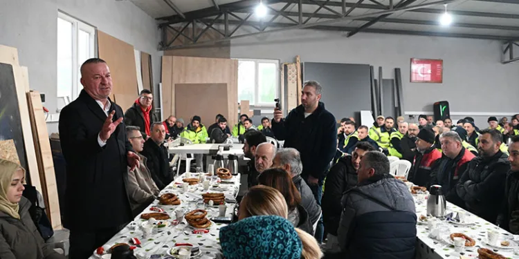 Fatih Karabatı sahadaki emekçileri kahvaltıda ağırladı