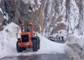 Hakkari-Yüksekova kara yoluna çığ düştü