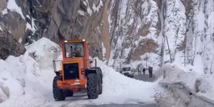 Hakkari-Yüksekova kara yoluna çığ düştü