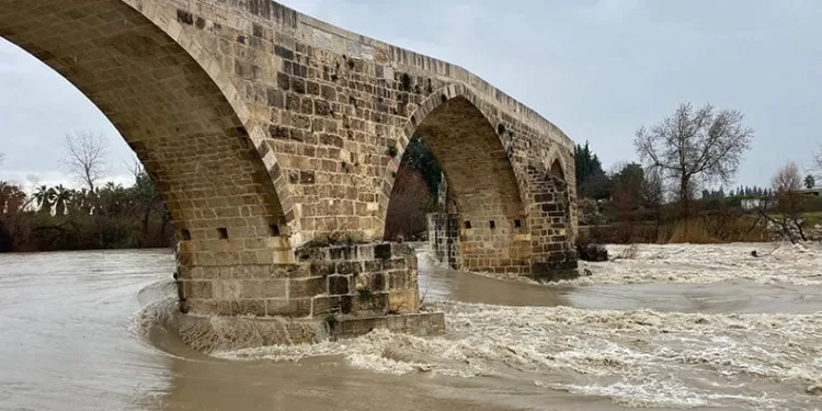 Antalya’da sağanak taşkına yol açtı