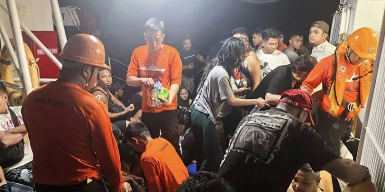 Filipinler’de feribot battı: 15 ölü