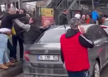 Kaza sonrası sürücüler birbirine girdi