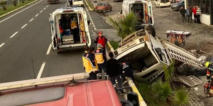 Kamyonet bariyerlere girdi: 2 ölü, 1 yaralı