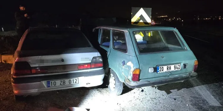 Buldan’da iki otomobil çarpıştı; 3 yaralı