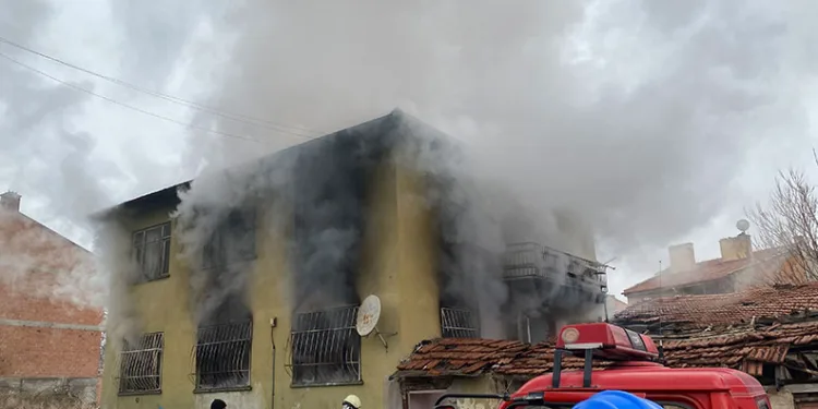 Çorum’da 2 katlı ev alev alev yandı