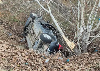 Burdur’da otomobil şarampole devrildi: 4 yaralı