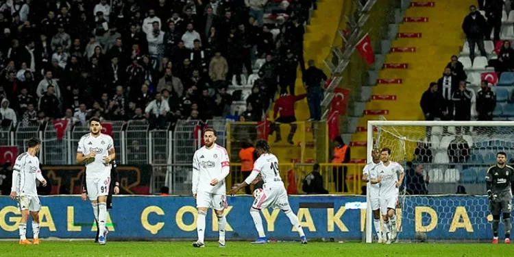 Beşiktaş taraftarından yönetime istifa çağrısı