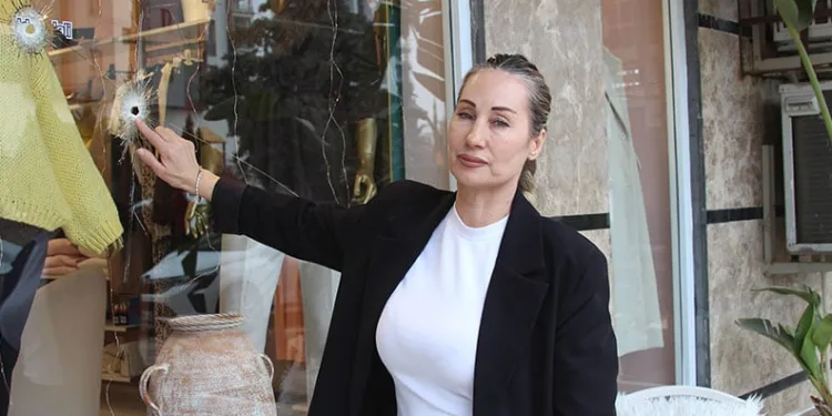 Kapalı mağazaya kurşun yağdırdılar