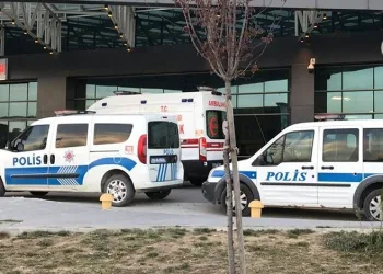 Osmaniye’de şiddetli rüzgar cami minaresini devirdi