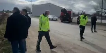 ÖZEL İDARE EKİPLERİ TİPİDEN KAPANAN YOLLARI AÇMAK İÇİN ARALIKSIZ ÇALIŞIYOR